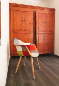 une chaise colorée assise dans une pièce dans l'établissement B&B Le Mura, à Grosseto