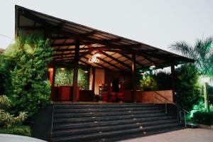 un edificio con un conjunto de escaleras delante en Veerdency Luxury resort en Bangalore
