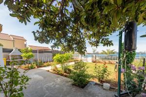 Vonkajšia záhrada v ubytovaní Holiday House Anica