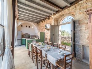 - une cuisine et une salle à manger avec une table et des chaises dans l'établissement Masseria de Li Travaj by RivedelSalento, à Patù