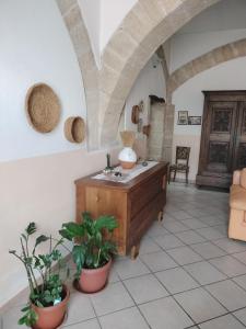 a room with a tub and some plants in a room at La Casa Rossa in Riola Sardo