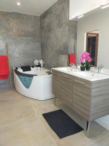 uma casa de banho com 2 lavatórios e uma banheira em T3 proche Arènes - Parking gratuit em Nîmes
