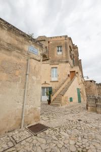 ein altes Gebäude mit einem Schild davor in der Unterkunft Antica Dimora Storica La Finestra Sul Campanile in Matera