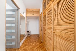 una camera con pareti in legno e armadio di Vistula River Apartment a Cracovia