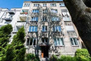 un palazzo alto con molte finestre sopra di Vistula River Apartment a Cracovia