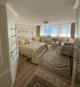 - une chambre avec un lit, un canapé et une fenêtre dans l'établissement Shalanda, à Odessa