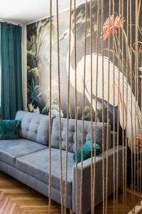 un letto oscillante in un soggiorno con divano di Vistula River Apartment a Cracovia