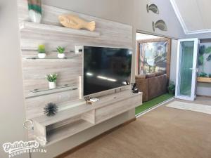 ダルストロアームにあるMisty View Houseの大型薄型テレビのあるリビングルーム