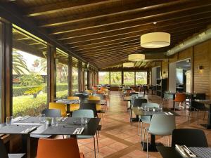 a dining room with tables and chairs in a restaurant at AGH Canet in Canet de Berenguer