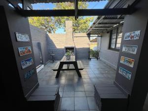 a patio with a picnic table and a fireplace at Noir & Blanc in Parys