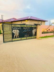 ein Gebäude mit einem Wandbild an der Seite in der Unterkunft Siruwo Guest House 