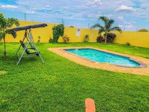 einen Pool im Hof eines Hauses in der Unterkunft Siruwo Guest House 