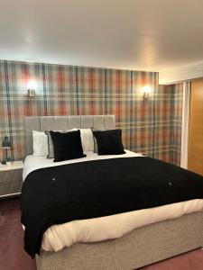 - une chambre avec un grand lit et des oreillers noirs et blancs dans l'établissement Sea view apartment on Poole Quay overlooking Sandbanks, à Poole