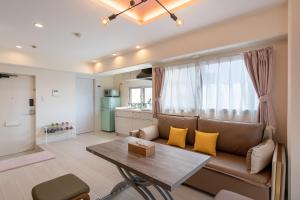 Uma área de estar em NC Square Shinjuku -All Suite Residence-