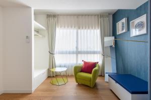 Uma área de estar em NC Square Shinjuku -All Suite Residence-