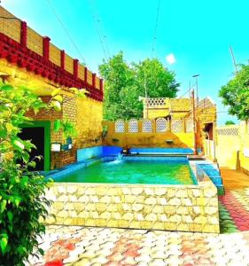 uma piscina no quintal de uma casa em Chahal Tree Farm House - 20 min Ride from Golden Temple em Amritsar