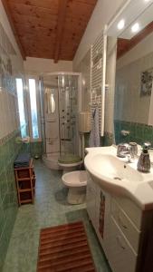 A bathroom at Shanti Ca' casa indipendente con giardino Még 19 kép