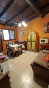 A kitchen or kitchenette at Shanti Ca' casa indipendente con giardino
