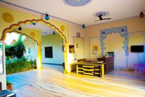 een lege kamer met een boog en een tafel erin bij Marwar Haveli Pushkar. in Pushkar