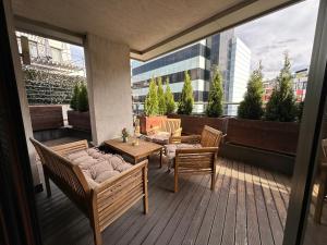 ein Balkon mit Tisch und Stühlen und ein Tisch und Stühle in der Unterkunft Silver city Paradise in Sofia
