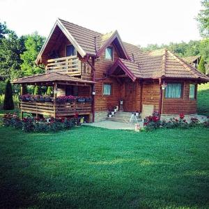 a log cabin with a yard in front of it at ČAROBNI KUTAK in Kruševac