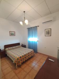 um quarto com uma cama e uma cortina azul em Finca La Tacita - Petunia em Conil de la Frontera