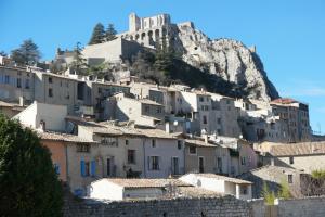 un gruppo di case bianche su una montagna di Lavandoule a Gréoux-les-Bains