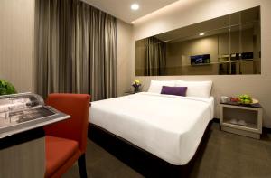 Kuchyň nebo kuchyňský kout v ubytování V Hotel Bencoolen