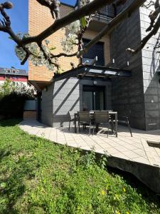 un patio con mesa y sillas frente a un edificio en Ulia Apartments- Garden Boutique, en San Sebastián