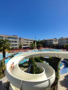 un hombre en una piscina en un resort en Villaggio Planetarium Resort, en Bibione