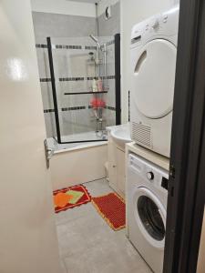 y baño con lavadora y lavamanos. en chambre 5mn de paris, en Fontenay-sous-Bois