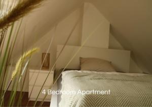 Gulta vai gultas numurā naktsmītnē Cozy Apartment in Bedburg-Hau