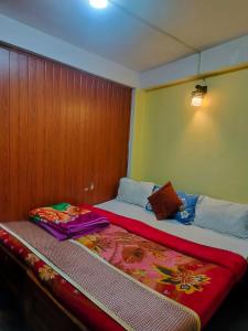 Postel nebo postele na pokoji v ubytování HOTEL PURNI DARJEELING