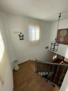 uma escada numa casa com uma janela em Finca La Tacita - Petunia em Conil de la Frontera