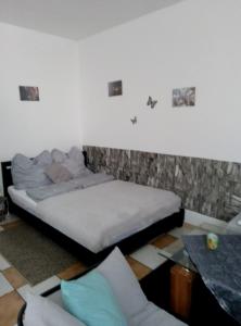 a bedroom with two beds and a couch at Studiowohnung, Neu renoviert, zentrale Lage in Saarlouis