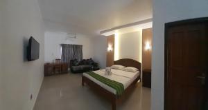 una camera con letto e un soggiorno di Hotel Green Prundi a Labuan Bajo