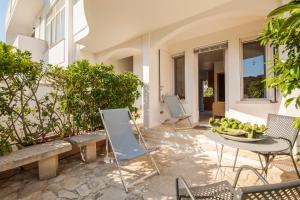 a patio with chairs and a table with a bowl of fruit at Casa Bellaria by RivedelSalento vista mare Castro in Castro di Lecce