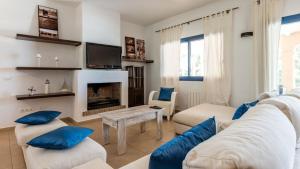 un soggiorno con 2 divani e un camino di Sant Josep - 4751 Ibiza a Sant Jordi