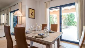 una sala da pranzo con tavolo e sedie in legno di Sant Josep - 4751 Ibiza a Sant Jordi