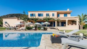 una villa con piscina e una casa di Sant Josep - 4751 Ibiza a Sant Jordi