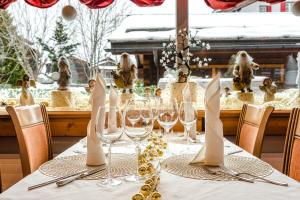 グレヘンにあるHotel Alpina Dependance vom Hotel Desireeのワイングラスとナプキンを盛り付けたテーブル