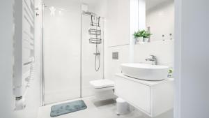 Kúpeľňa v ubytovaní Prywatne Apartamenty Sun & Snow w Wave z basenem