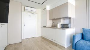 Kuchyňa alebo kuchynka v ubytovaní Prywatne Apartamenty Sun & Snow w Wave z basenem