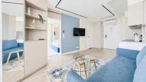 Televízia a/alebo spoločenská miestnosť v ubytovaní Prywatne Apartamenty Sun & Snow w Wave z basenem