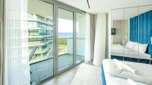 Posedenie v ubytovaní Prywatne Apartamenty Sun & Snow w Wave z basenem