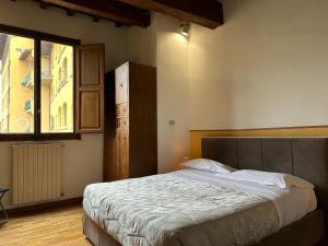 A bed or beds in a room at Ponte Vecchio Tower