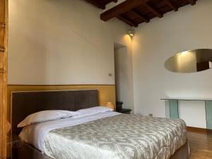 A bed or beds in a room at Ponte Vecchio Tower