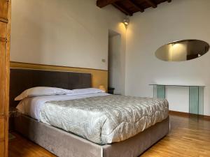 A bed or beds in a room at Ponte Vecchio Tower