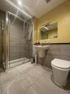 Ένα μπάνιο στο The Classrooms, Loch Ness Abbey - 142m2 Lifestyle & Heritage apartment - Pool & Spa - The Highland Club - Resort on lake shores