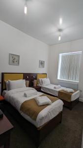 Zimmer mit 2 Betten und einem Fenster in der Unterkunft Hotel Blackpool in Blackpool